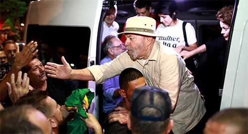 La comitiva de Lula es atacada a tiros en el sur de Brasil